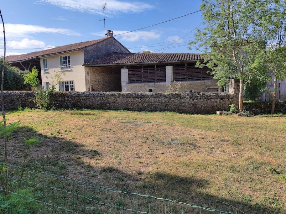 Maison De Campagne, Bulle De Verdure Montbron Exterior foto